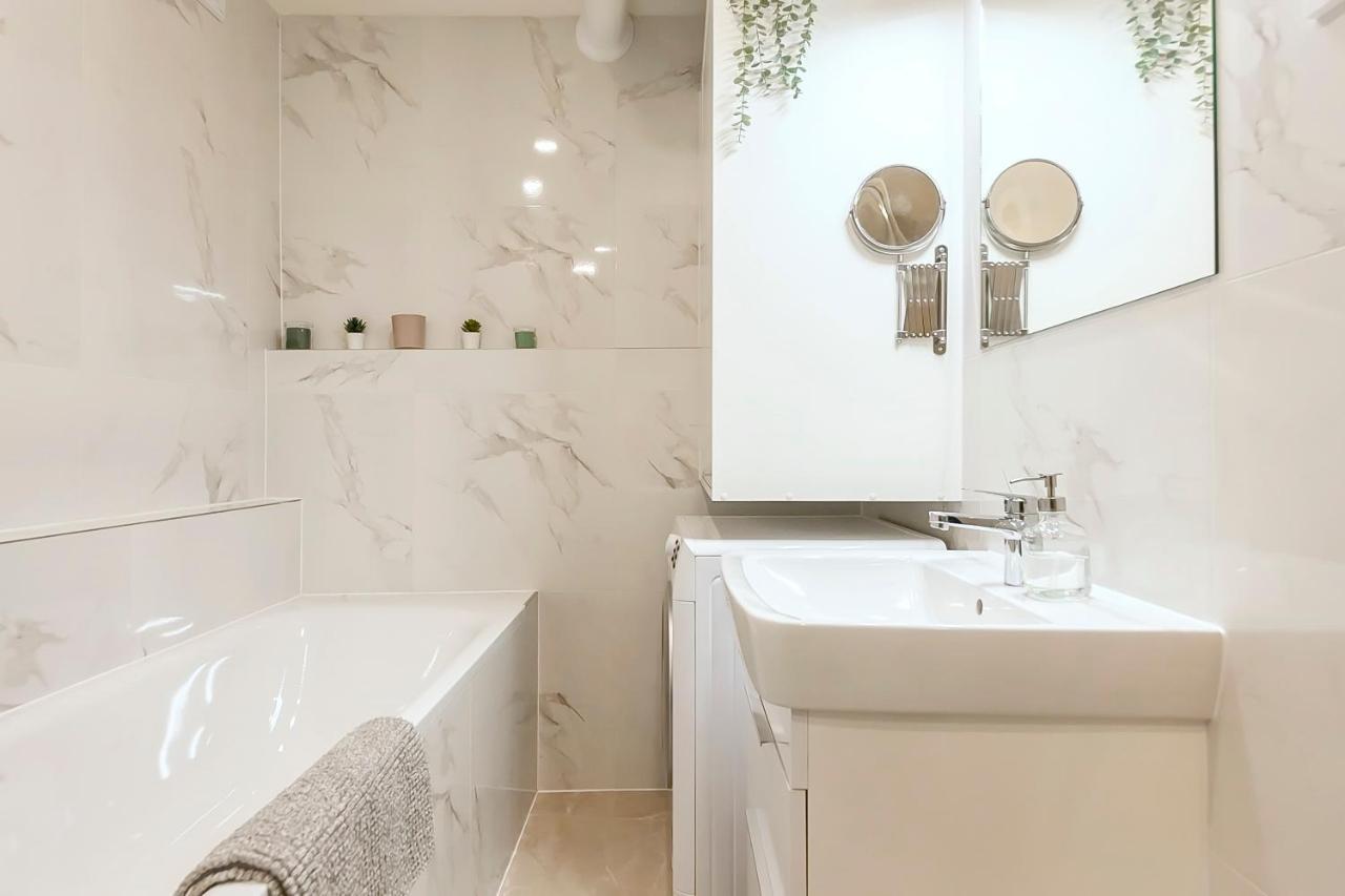 Popular Location / Street View / 4 Ppl / Netflix Apartment Praha Bagian luar foto