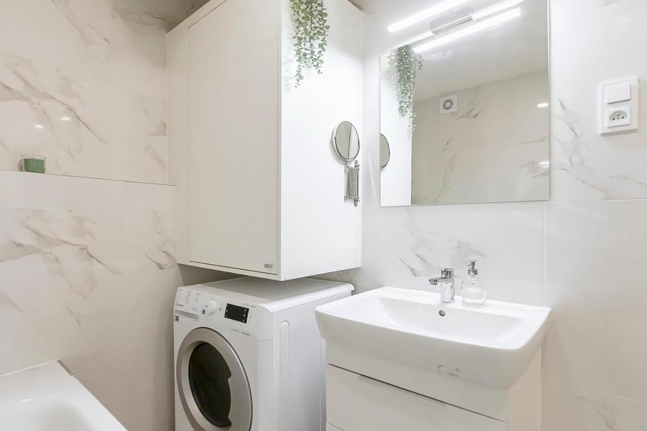 Popular Location / Street View / 4 Ppl / Netflix Apartment Praha Bagian luar foto